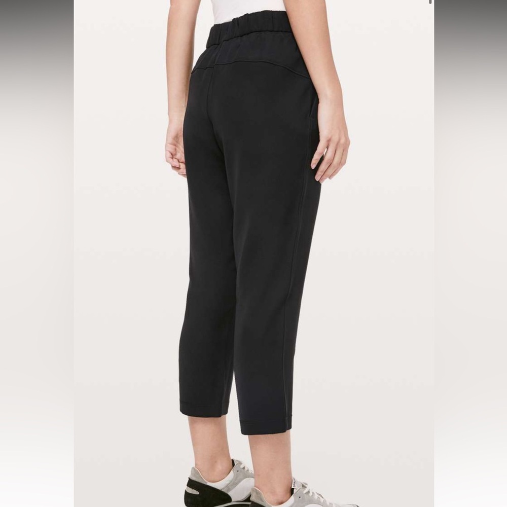 Lululemon On The Fly Crop *Woven 23" Size 8